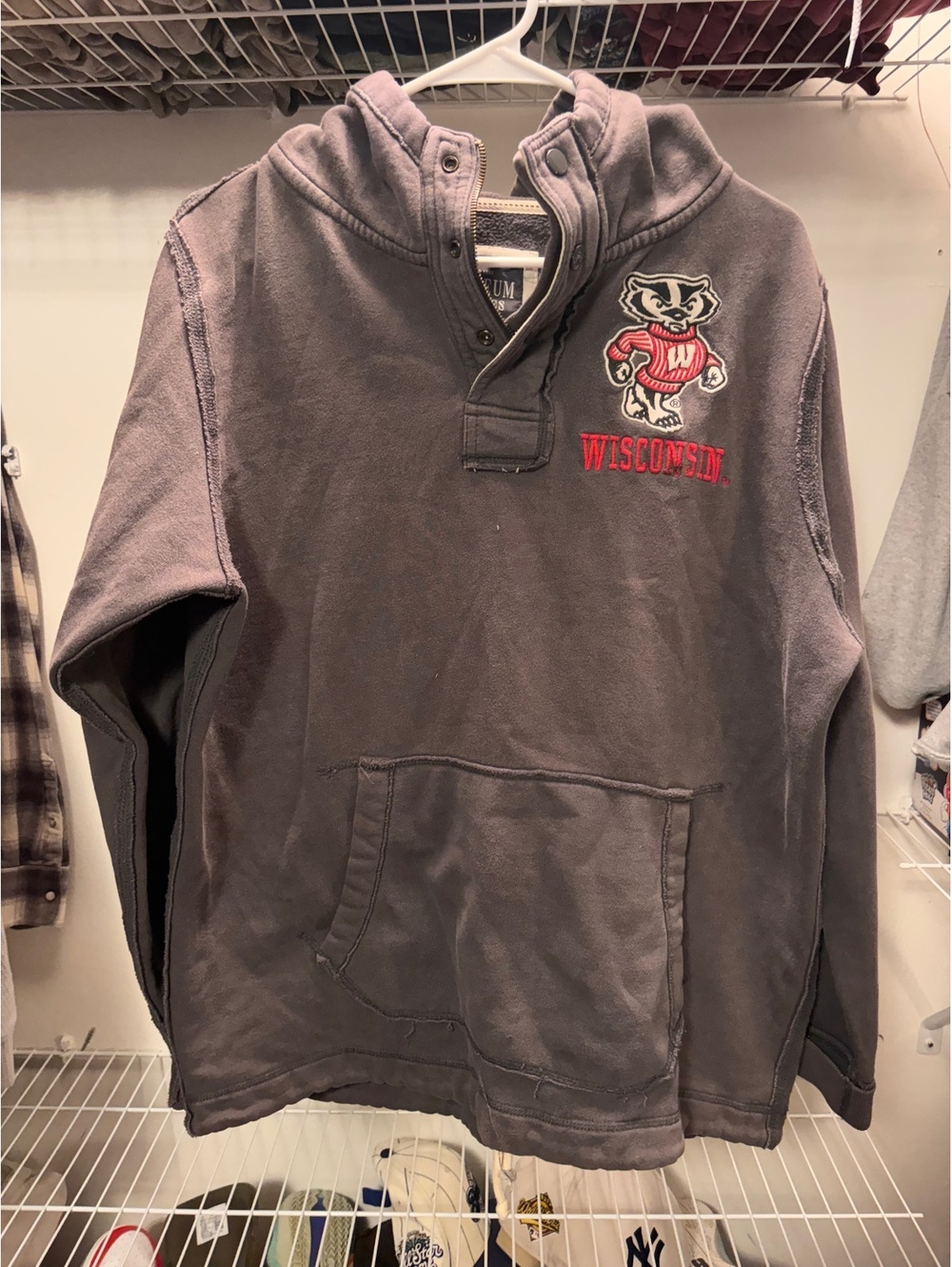 Colosseum Athletics Wisconsin Hooded Sweatshirt Large